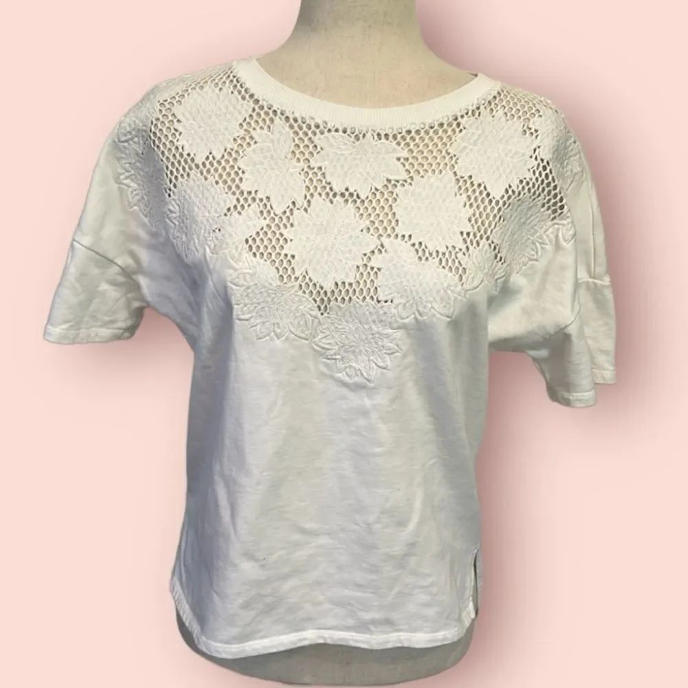James Coviello white thick T-shirt with crochet front size extra small